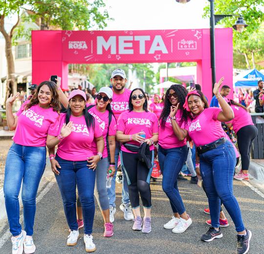 Participantes de la Caminata Rosa 2024