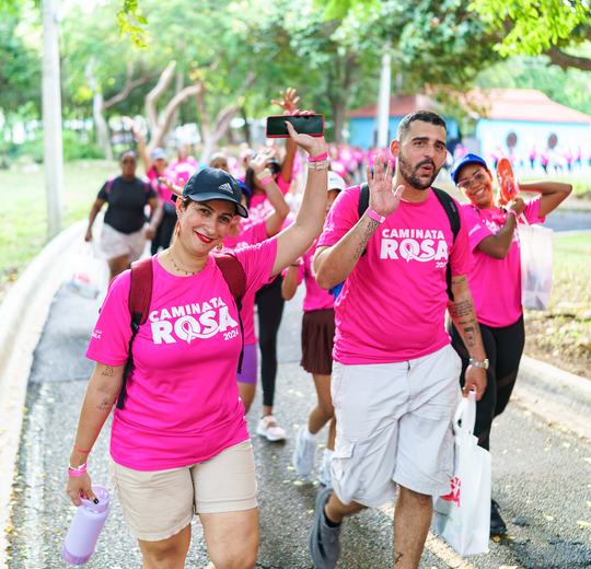 Participantes de la Caminata Rosa 2024