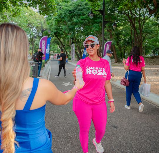 Participantes de la Caminata Rosa 2024