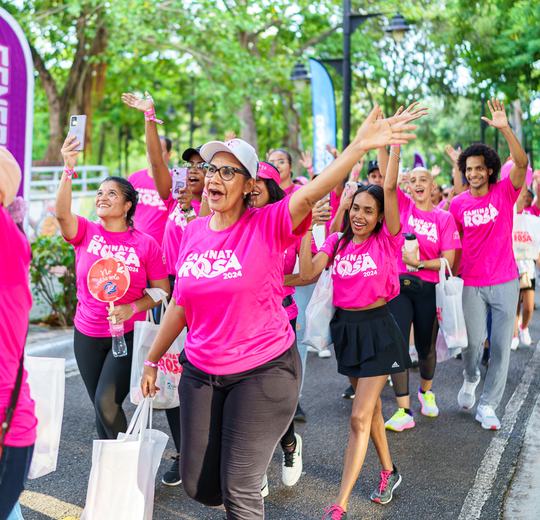 Participantes de la Caminata Rosa 2024