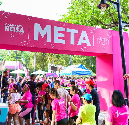 Participantes de la Caminata Rosa 2024