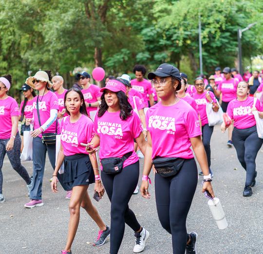 Participantes de la Caminata Rosa 2024