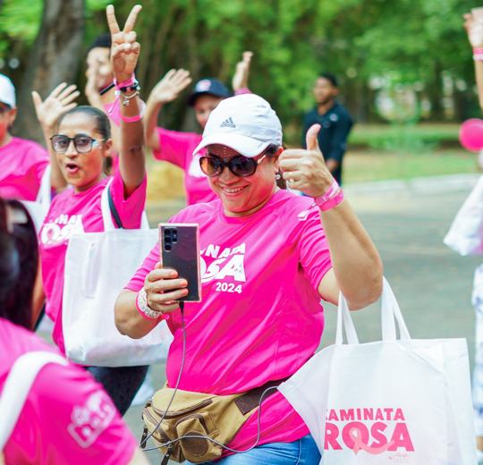 Participantes de la Caminata Rosa 2024