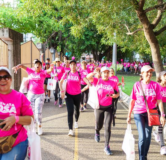 Participantes de la Caminata Rosa 2024