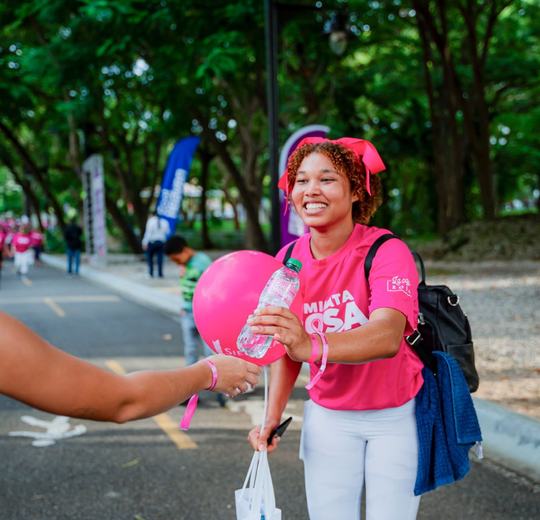 Participantes de la Caminata Rosa 2024